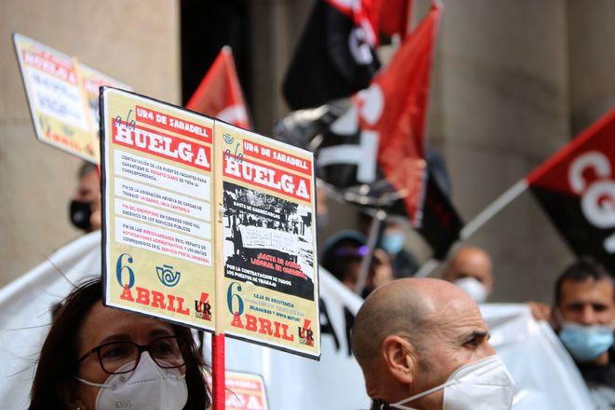 Protesta de los trabajadores de Correos de Sabadell frente a la sede de la empresa en Barcelona, 11 de mayo 2021 Protesta de los trabajadores de Correos de Sabadell frente a la sede de la empresa en Barcelona, 11 de mayo 2021