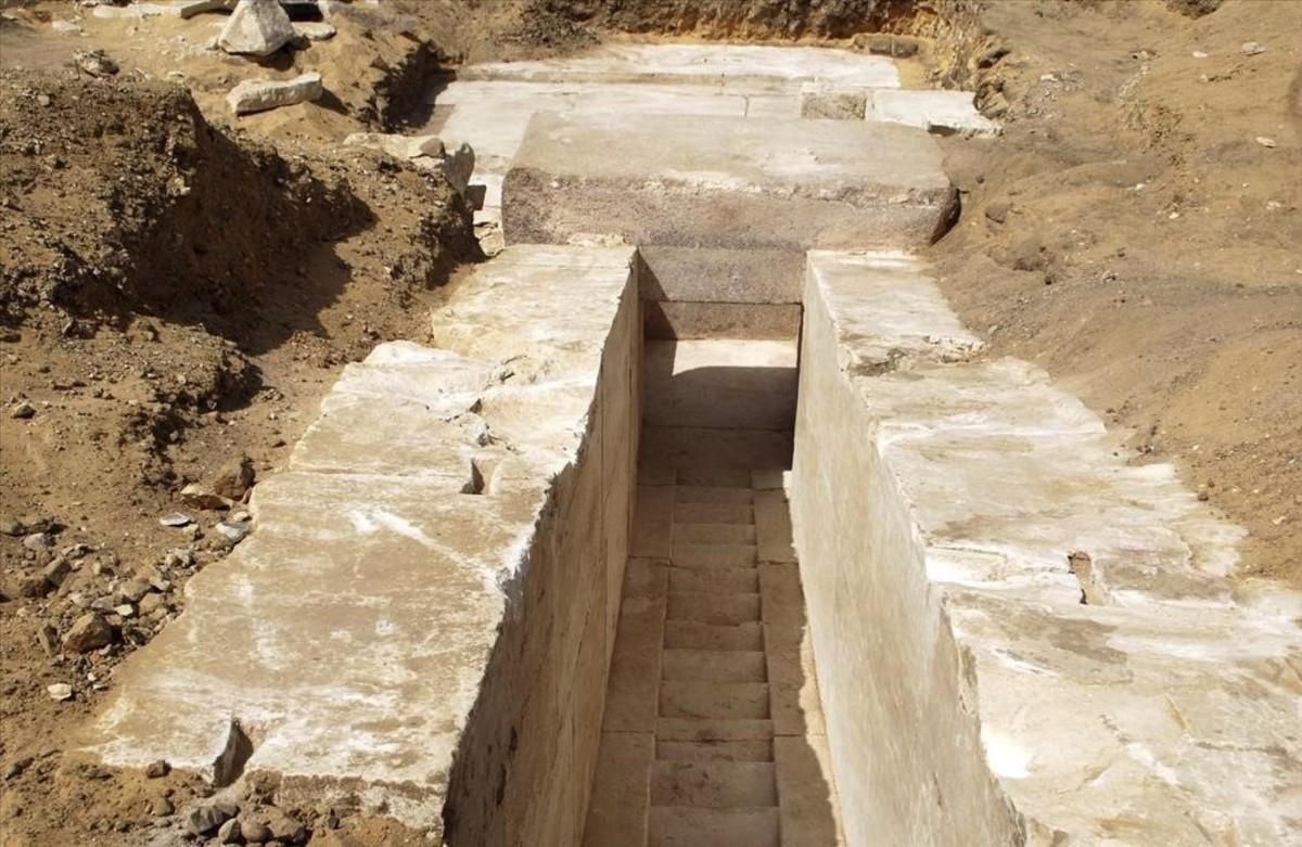 Pasillo hallado por una misión arqueológica en Dahshur, al sur de El Cairo, perteneciente a los restos de una pirámide faraónica de hace 3.700 años. Pasillo hallado por una misión arqueológica en Dahshur, al sur de El Cairo, perteneciente a los restos de una pirámide faraónica de hace 3.700 años.