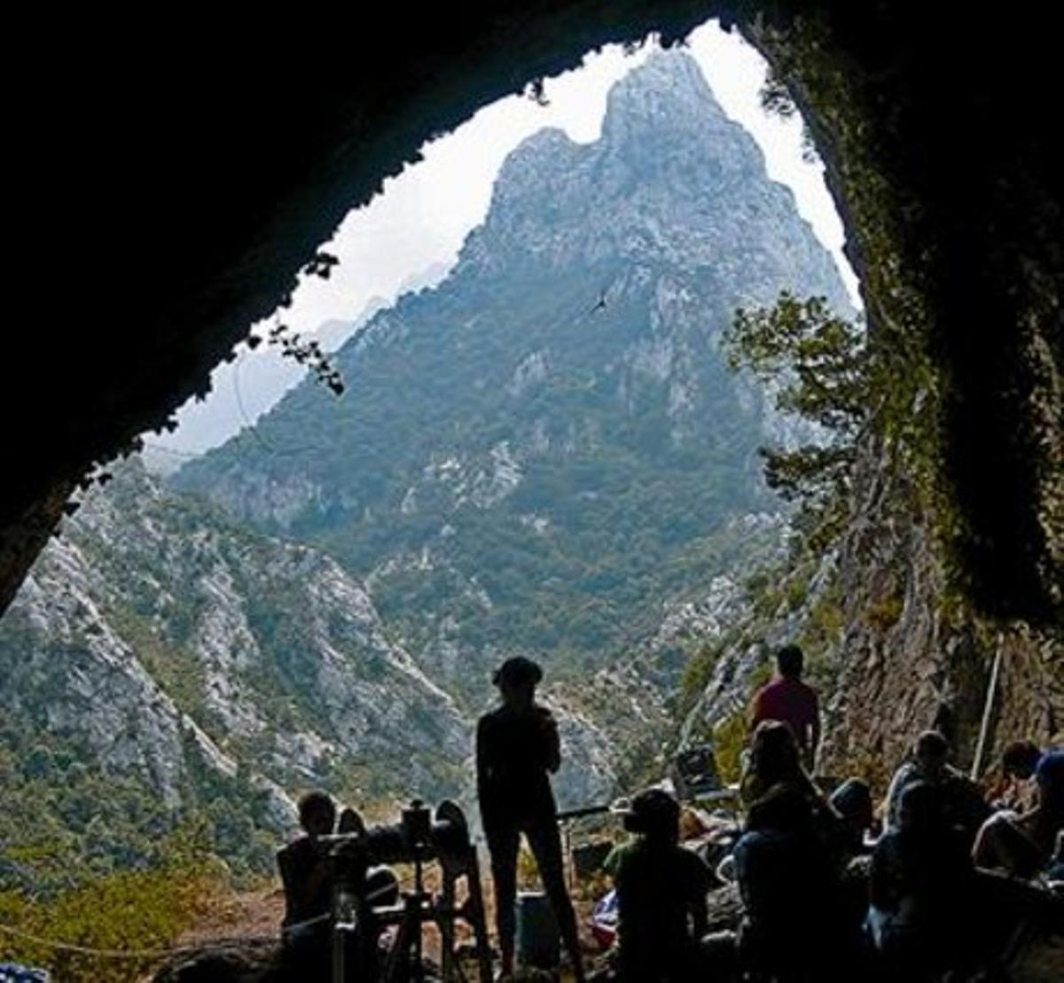 La gruta. Aspecto de las excavaciones en la cueva del Esquilleu.