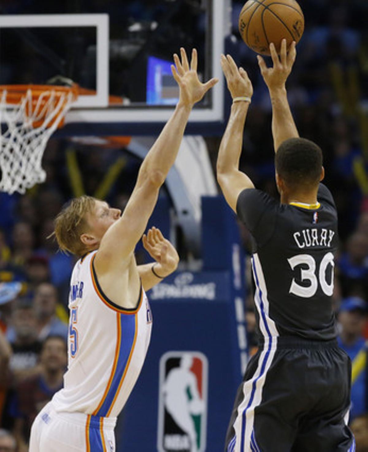 Curry iguala el récord de triples incluido el decisivo desde 10 metros