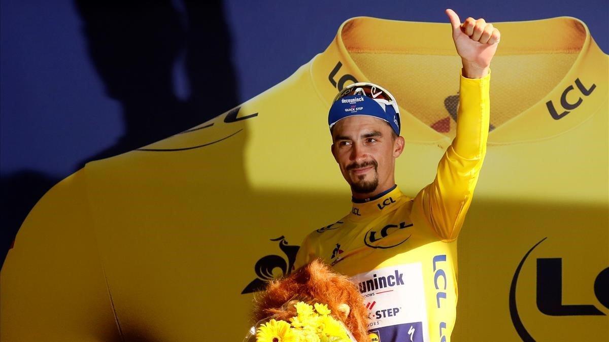 Julian Alaphilippe, en el podio, con el jersey amarillo que esta en juego a partir de ahora en los Alpes.
