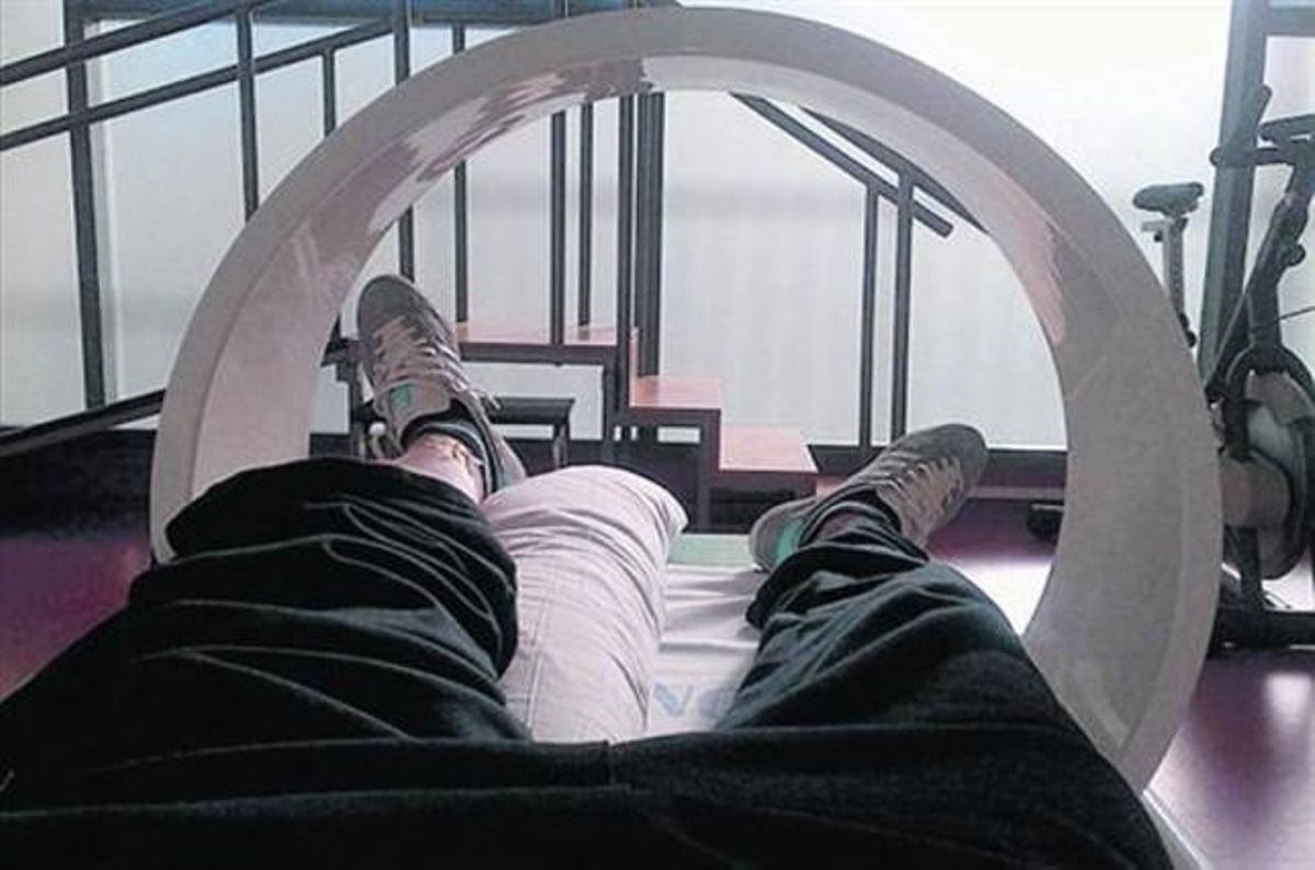 Villa fotografía sus piernas y la máquina, ayer. Villa fotografía sus piernas y la máquina, ayer.