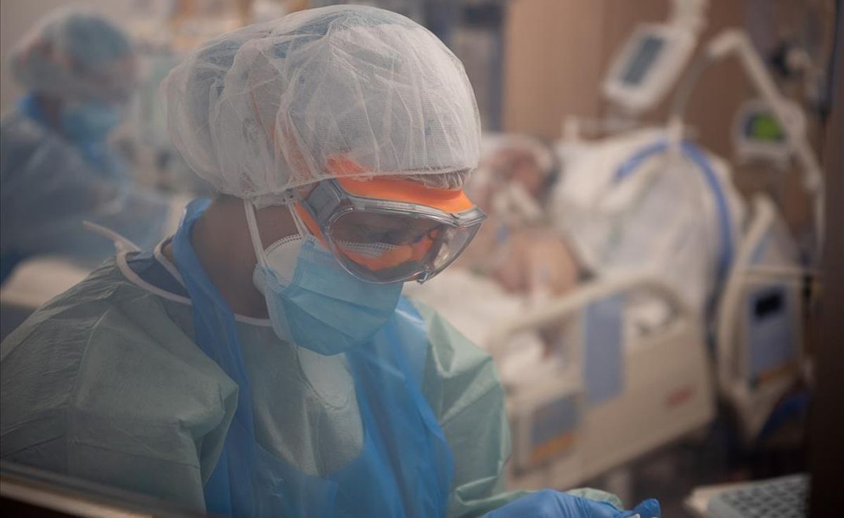 Atención a un paciente con covid en la uci del Hospital Clínic. Atención a un paciente con covid en la uci del Hospital Clínic.