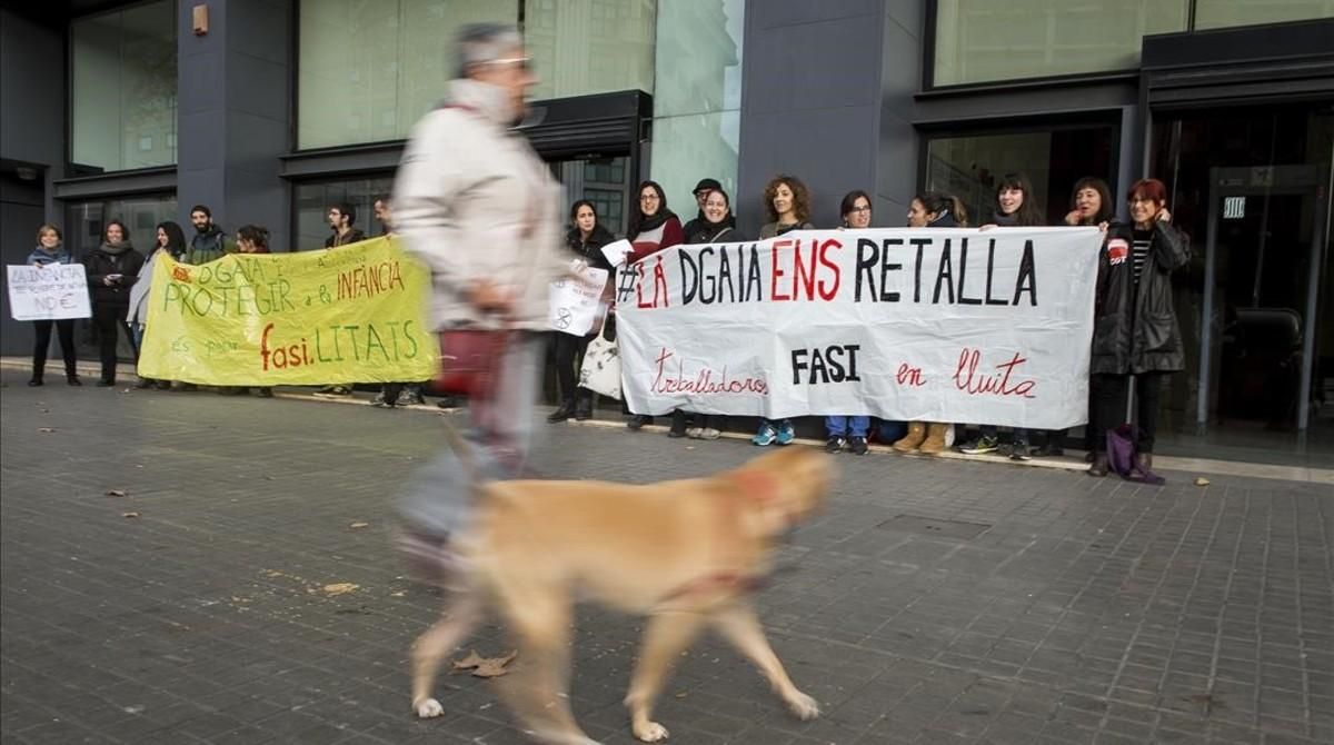 Un grupo de trabajadores de centros de menores de la fundación FASI protestan ante la sede de la DGAIA por los recortes, el pasado diciembre. Un grupo de trabajadores de centros de menores de la fundación FASI protestan ante la sede de la DGAIA por los recortes, el pasado diciembre.