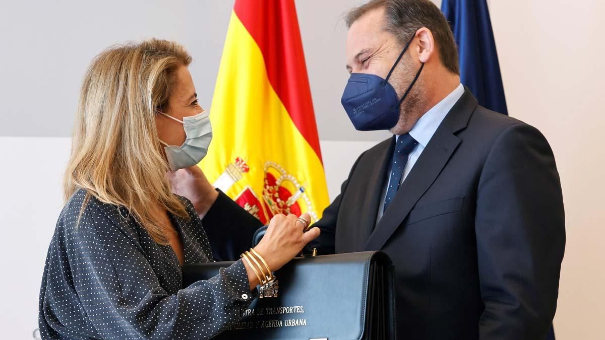 La nueva ministra de Transporte, Movilidad y Agenda Urbana, Raquel Sánchez, asume el cargo y recibe la cartera de manos de su antecesor, José Luis Ábalos. La nueva ministra de Transporte, Movilidad y Agenda Urbana, Raquel Sánchez, asume el cargo y recibe la cartera de manos de su antecesor, José Luis Ábalos.