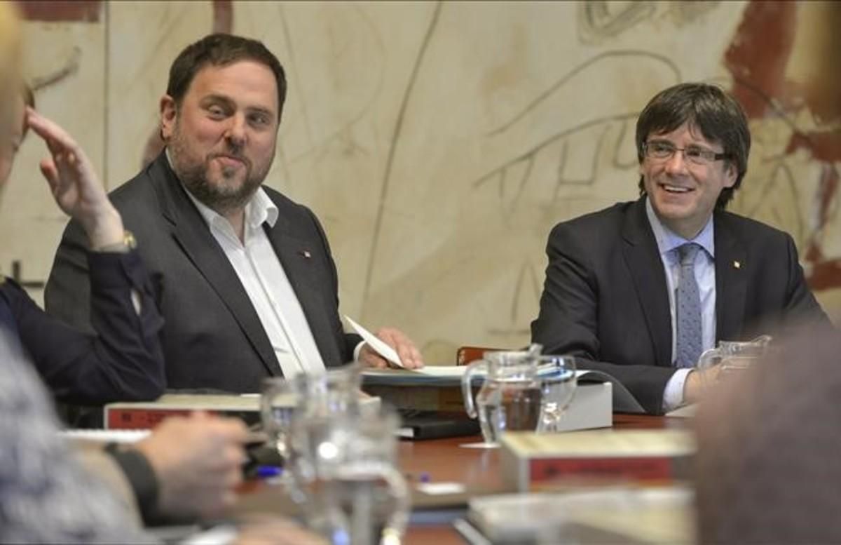 El ’president’ Carles Puigdemont y el vicepresidente Oriol Junqueras, durante la reunión del Govern. El ’president’ Carles Puigdemont y el vicepresidente Oriol Junqueras, durante la reunión del Govern.