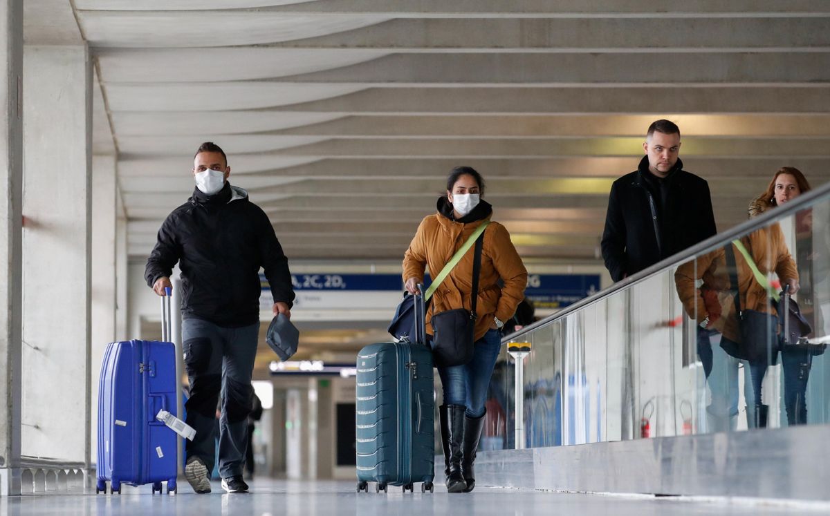Pasajeros en el aeropuerto parisino de Charles de Gaulle. Pasajeros en el aeropuerto parisino de Charles de Gaulle.