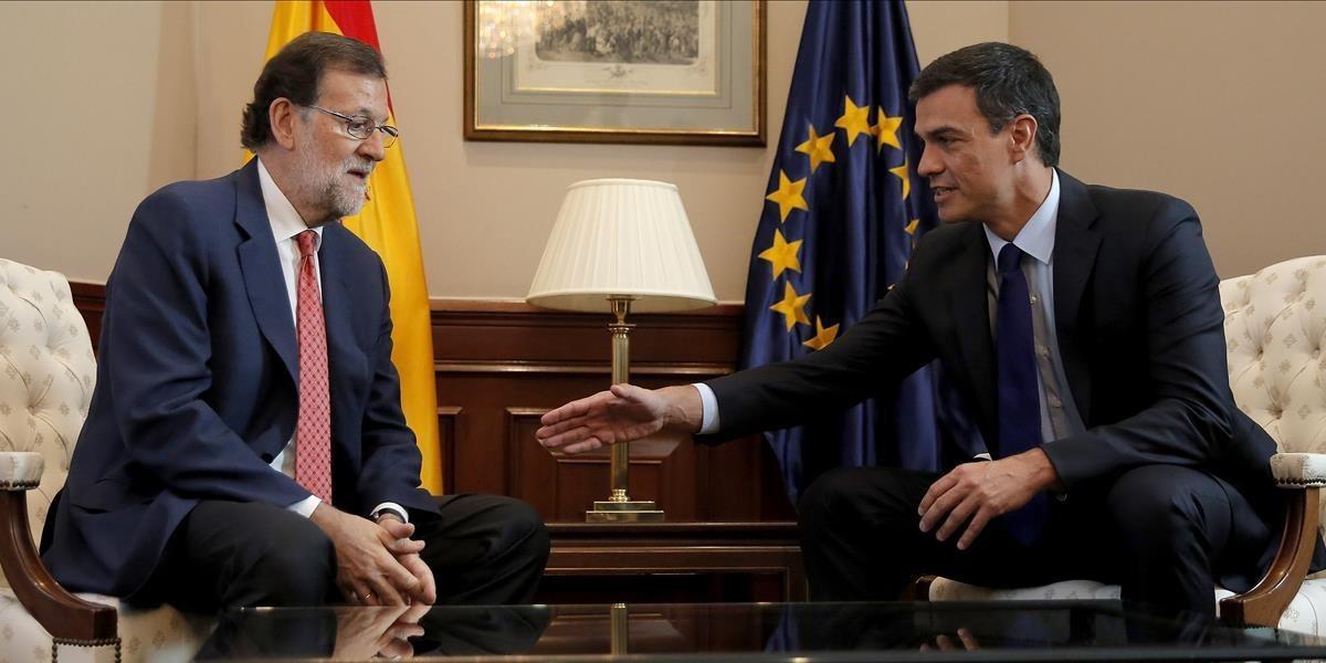Mariano Rajoy y Pedro Sánchez, al inicio de su reunión, este martes en el Congreso. 
