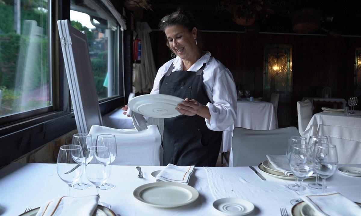 Iratxe Rementeria, empresaria hostelera, en su restaurante caserío de Muxika.