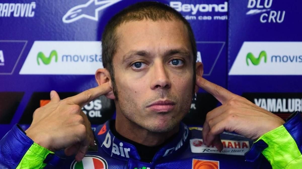 Valentino Rossi se coloca los tapones en sus oídos antes de salir a correr ayer en Spielberg (Austria). Valentino Rossi se coloca los tapones en sus oídos antes de salir a correr ayer en Spielberg (Austria).