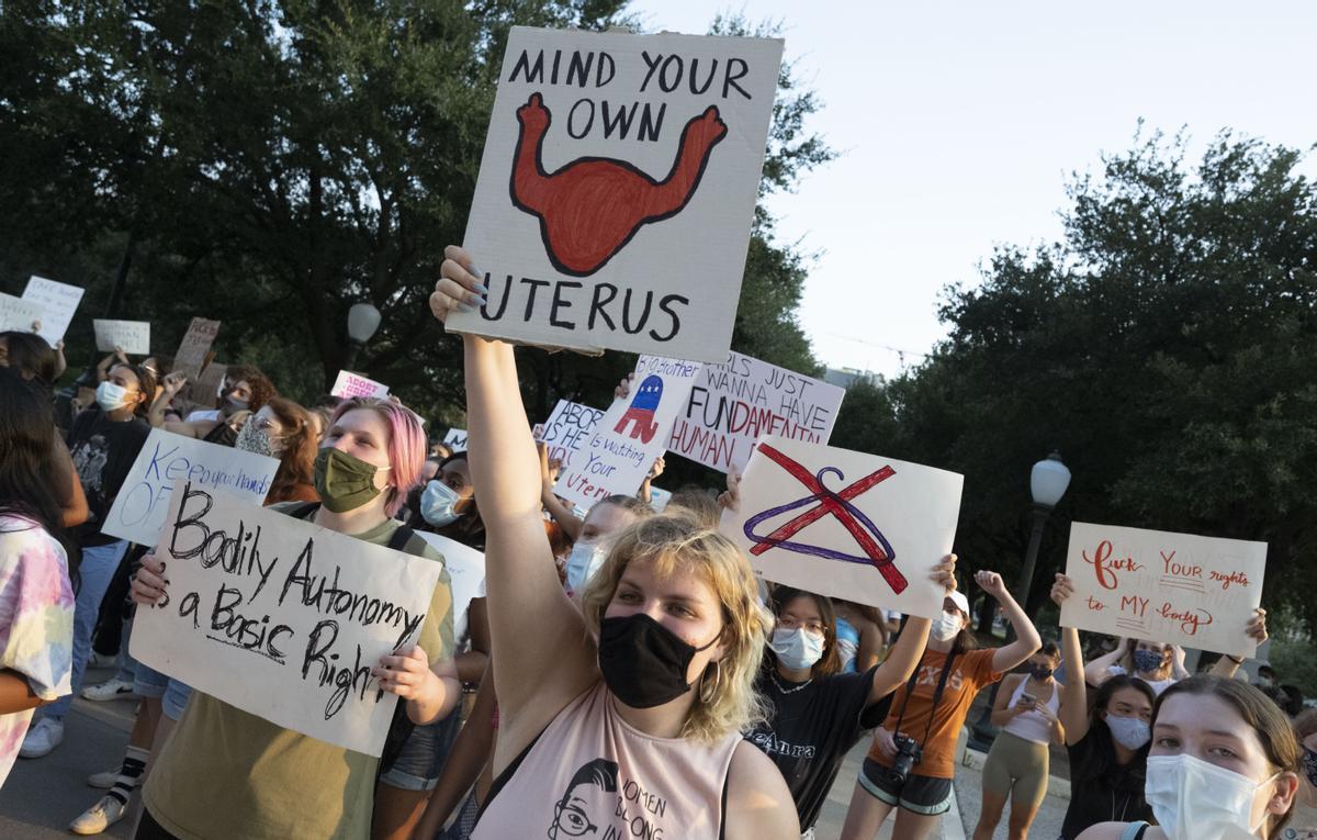 Un grupo de estudiantes de la Universidad de Texas protestan contra la restrictiva ley del aborto que entró en vigor en el estado el pasado 1 de septiembre.