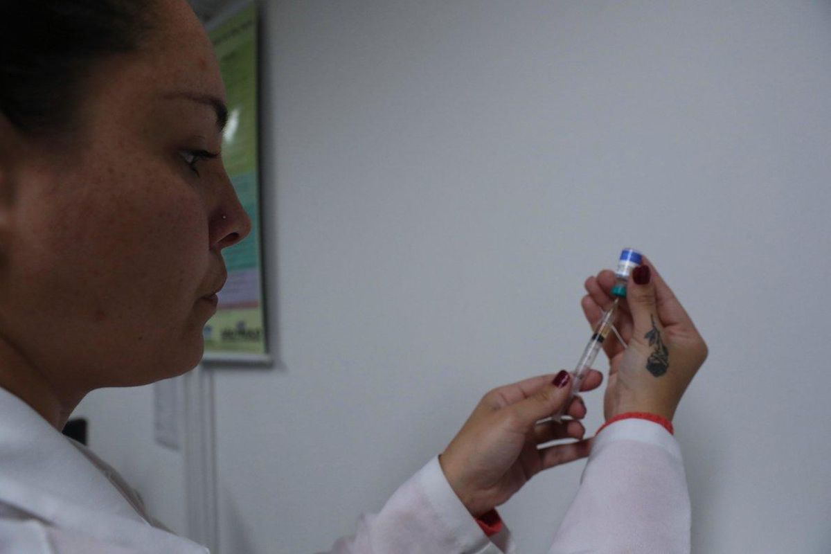 Una doctora prepara una vacuna contra el sarampión, en un hospital de Sao Paulo. Una doctora prepara una vacuna contra el sarampión, en un hospital de Sao Paulo.
