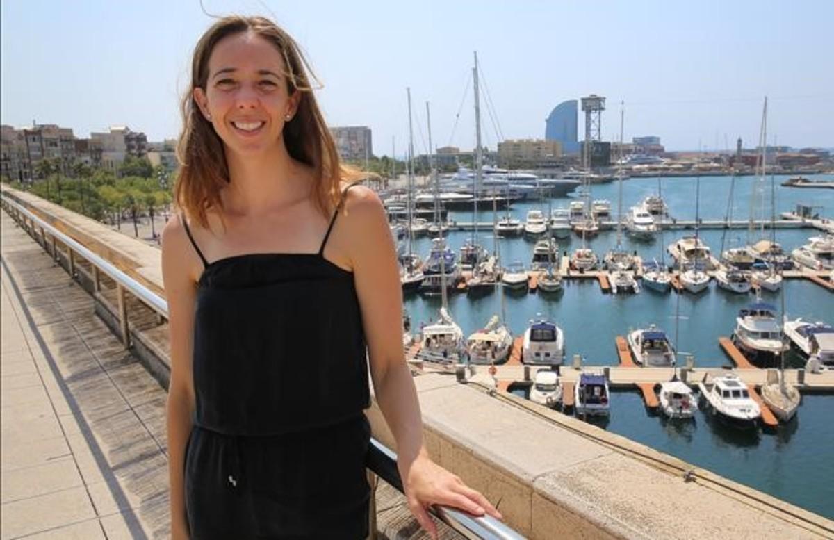 Carlota Pi, cofundadora de Holaluz, posa en la terraza de la sede de la empresa en el Palau de Mar, en Barcelona. 