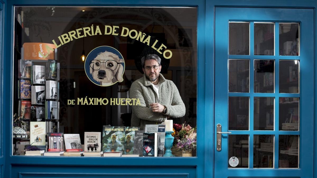  El escritor Máximo Huerta en la nueva librería que ha inaugurado en su pueblo natal. Buñol. 