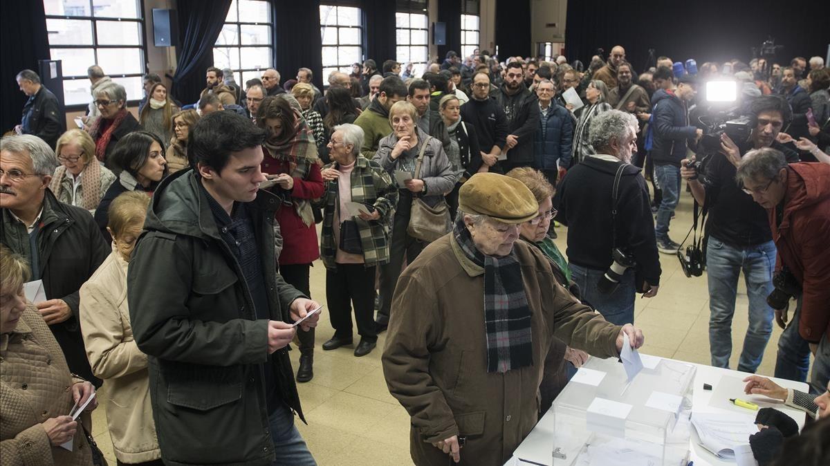 Electores votando, el 21-D, en el centro cívico de La Sedeta, en Barcelona.