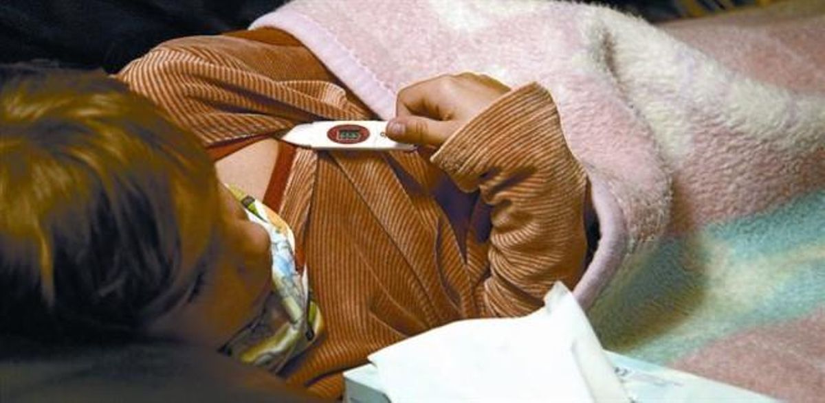 Un niño en la cama con gripe. Un niño en la cama con gripe.
