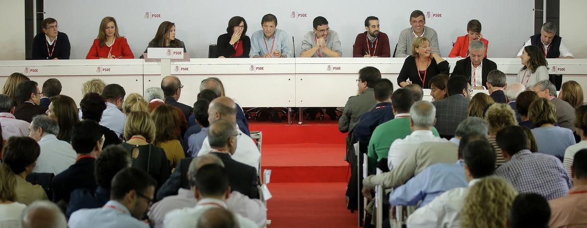 La gestora preside la mesa del comité. La gestora preside la mesa del comité.