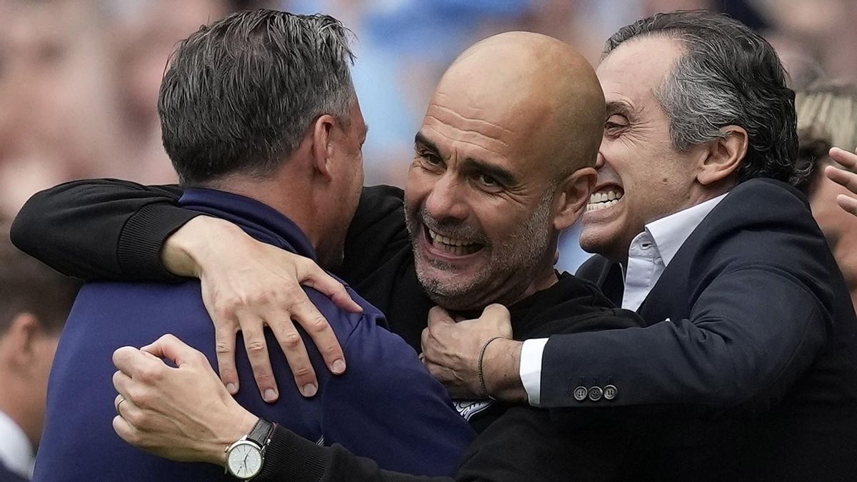 El entrenador del Manchester City, Pep Guardiola, celebrando la victoria tras ganar el partido de fútbol de la Premier League inglesa entre el Manchester City y el Aston Villa en Manchester, Gran Bretaña, el 22 de mayo de 2022. El entrenador del Manchester City, Pep Guardiola, celebrando la victoria tras ganar el partido de fútbol de la Premier League inglesa entre el Manchester City y el Aston Villa en Manchester, Gran Bretaña, el 22 de mayo de 2022.