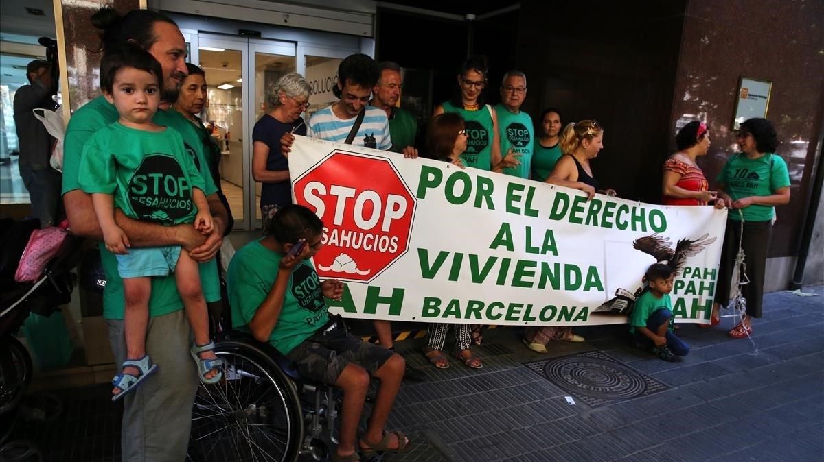 Miembros de la PAH concentrados ante la Agència de l’Habitatge de Catalunya, donde ha tenido lugar el encuentro Miembros de la PAH concentrados ante la Agència de l’Habitatge de Catalunya, donde ha tenido lugar el encuentro