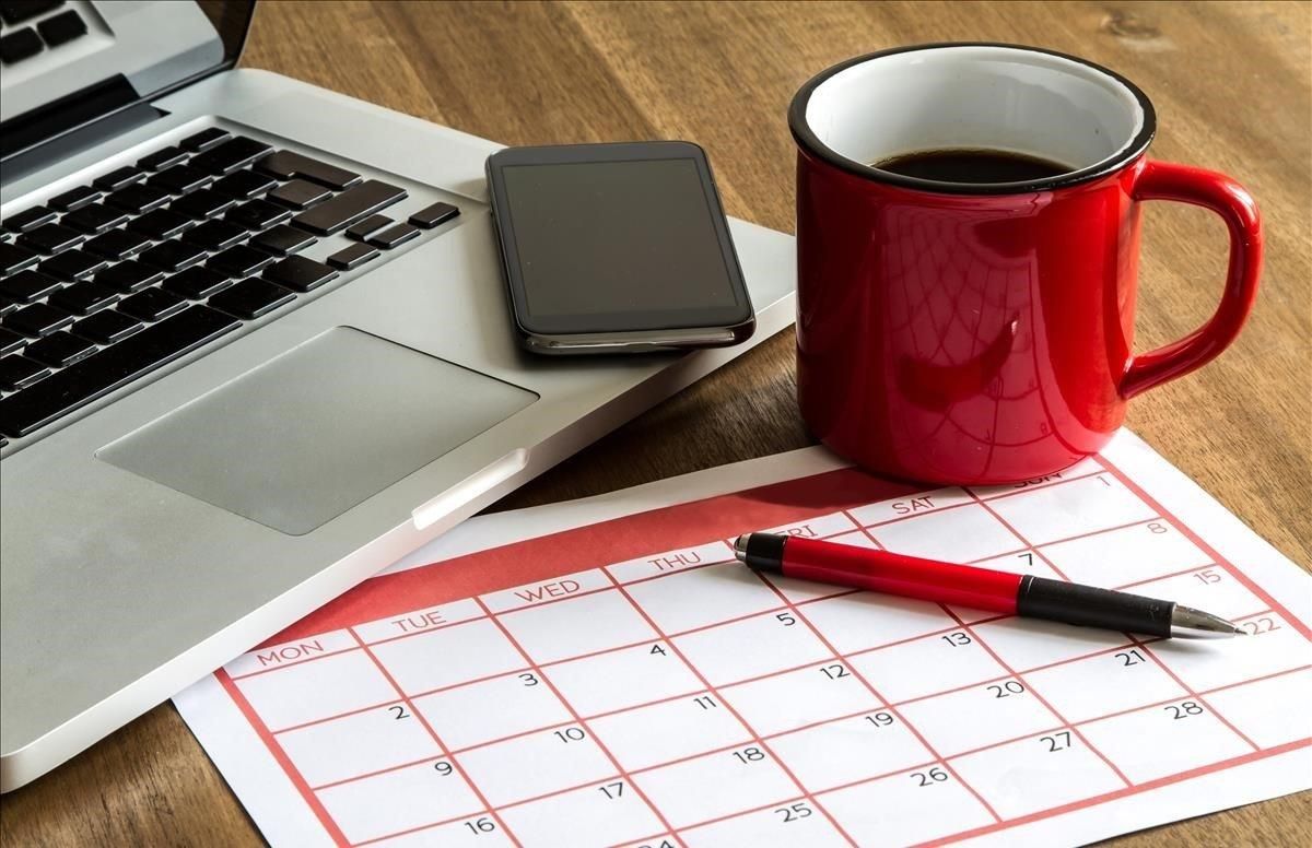 Ordenador portátil y calendario mensual. Ordenador portátil y calendario mensual.