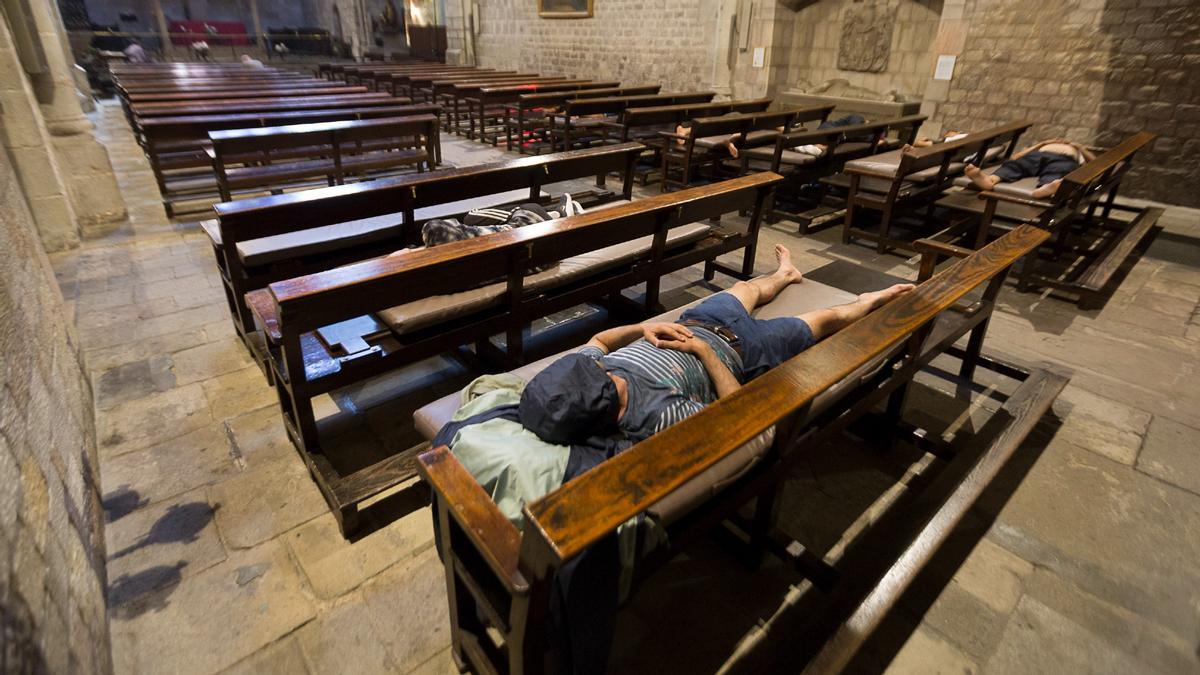 Personas sin hogar duermen en la parroquia de Santa Anna de Barcelona, en una imagen de archivo