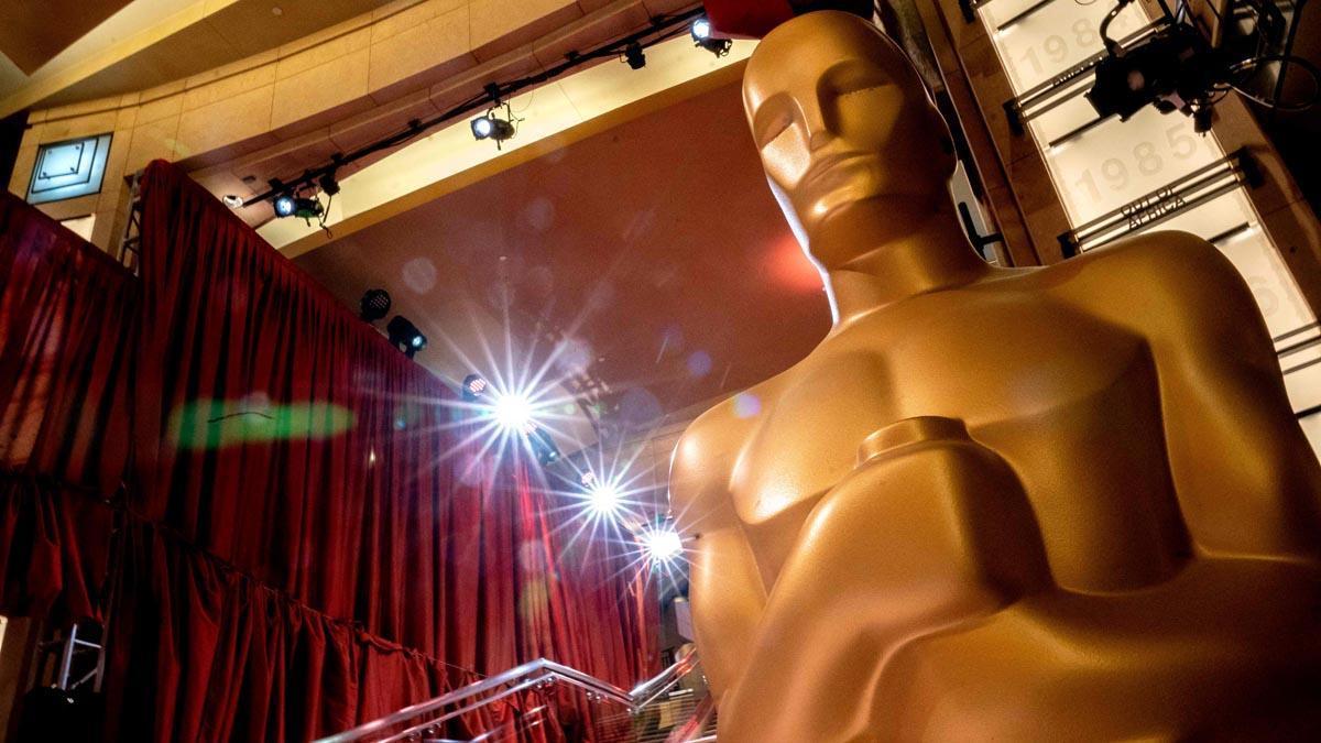 Las estatuas de los Oscar se alinean en la alfombra roja mientras se realizan los preparativos antes de la 95.ª entrega de los Premios de la Academia.