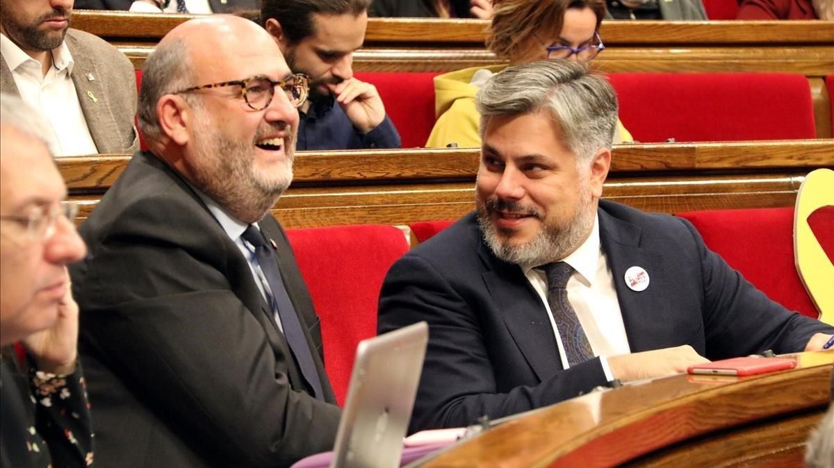 Los diputados de JxCat Eduard Pujol y Albert Batet, en un pleno del Parlament. Los diputados de JxCat Eduard Pujol y Albert Batet, en un pleno del Parlament.