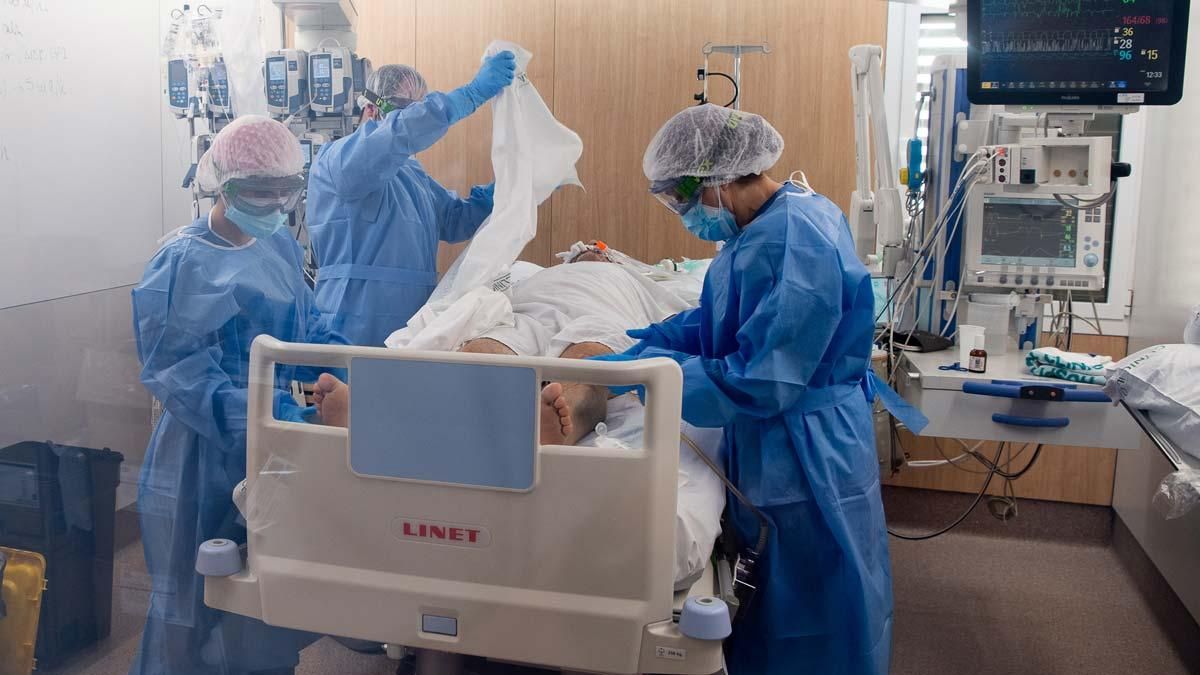 El coronavirus segueix el seu repunt a Catalunya i l’ocupació de les ucis torna a pujar El coronavirus segueix el seu repunt a Catalunya i l’ocupació de les ucis torna a pujar
