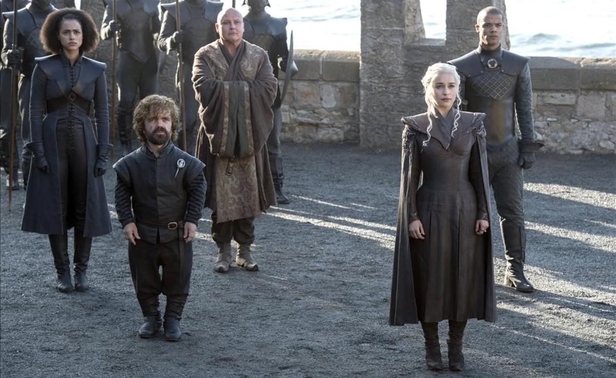 Tyrion (Peter Dinklage) y Daenerys (Emilia Clarke), con Lord Varys (Conleth Hill) entre ambos, detrás.