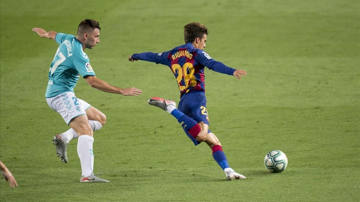 Riqui Puig es perseguido por Moncayola en el Barça-Osasuna del Camp Nou.