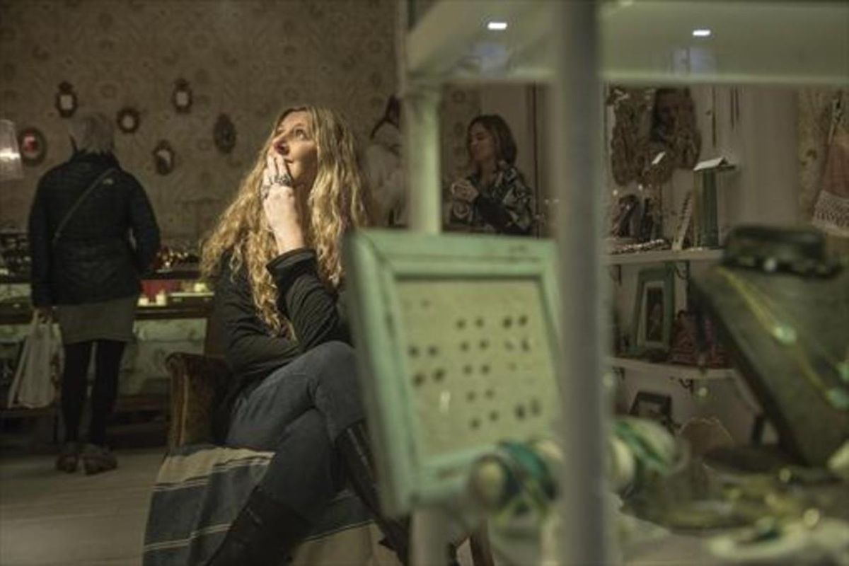 Elena Almirall, acariciada por la luz de la tienda de Pia (a la derecha, atendiendo a un cliente). Elena Almirall, acariciada por la luz de la tienda de Pia (a la derecha, atendiendo a un cliente).