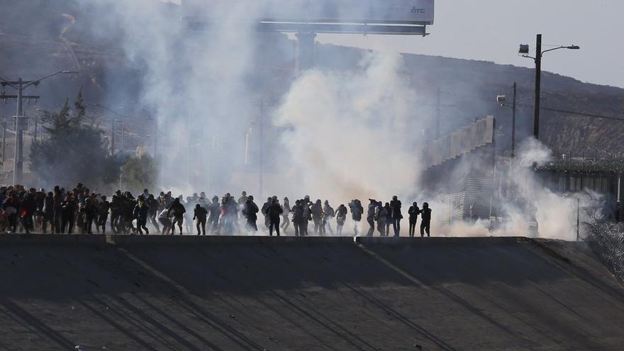 Policía fronteriza de EEUU lanza gas lacrimógeno a migrantes