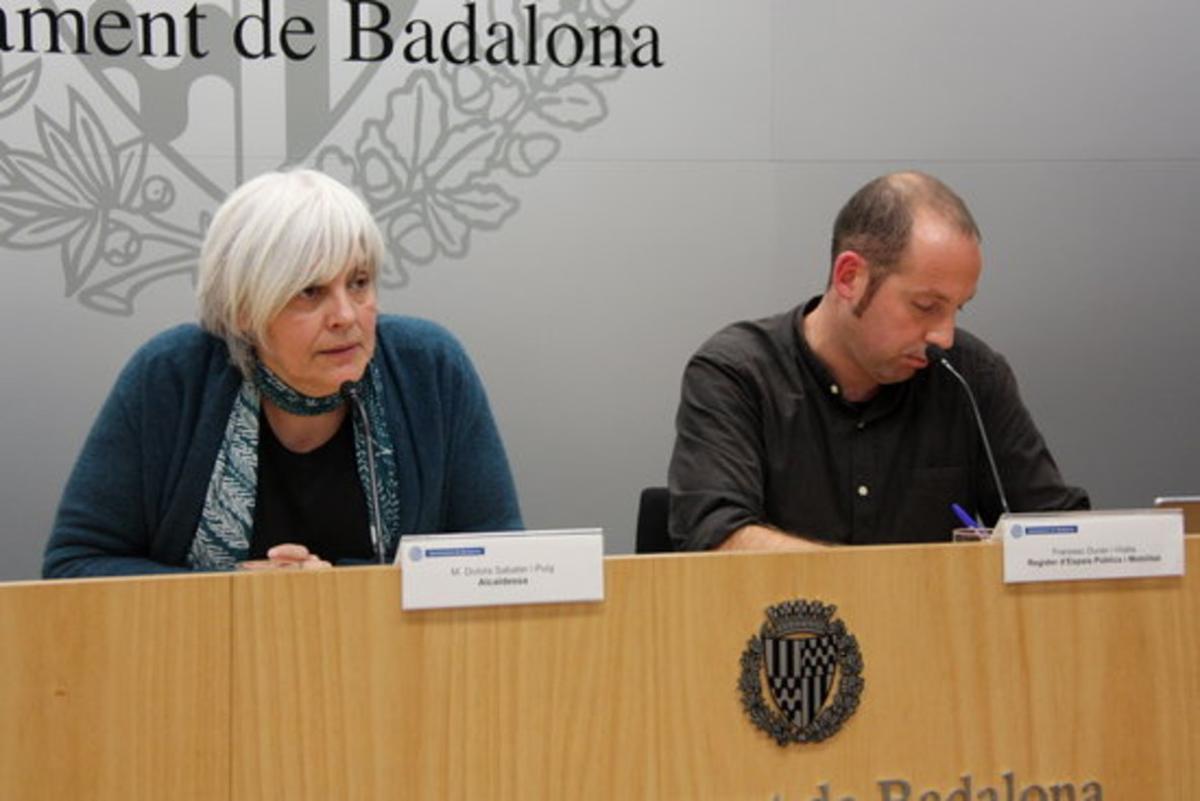 La alcaldesa de Badalona, Dolors Sabater, junto al concejal de Espacios Públicos, Francesc Duran, durante la rueda de prensa. FOTO: ACN. La alcaldesa de Badalona, Dolors Sabater, junto al concejal de Espacios Públicos, Francesc Duran, durante la rueda de prensa. FOTO: ACN.