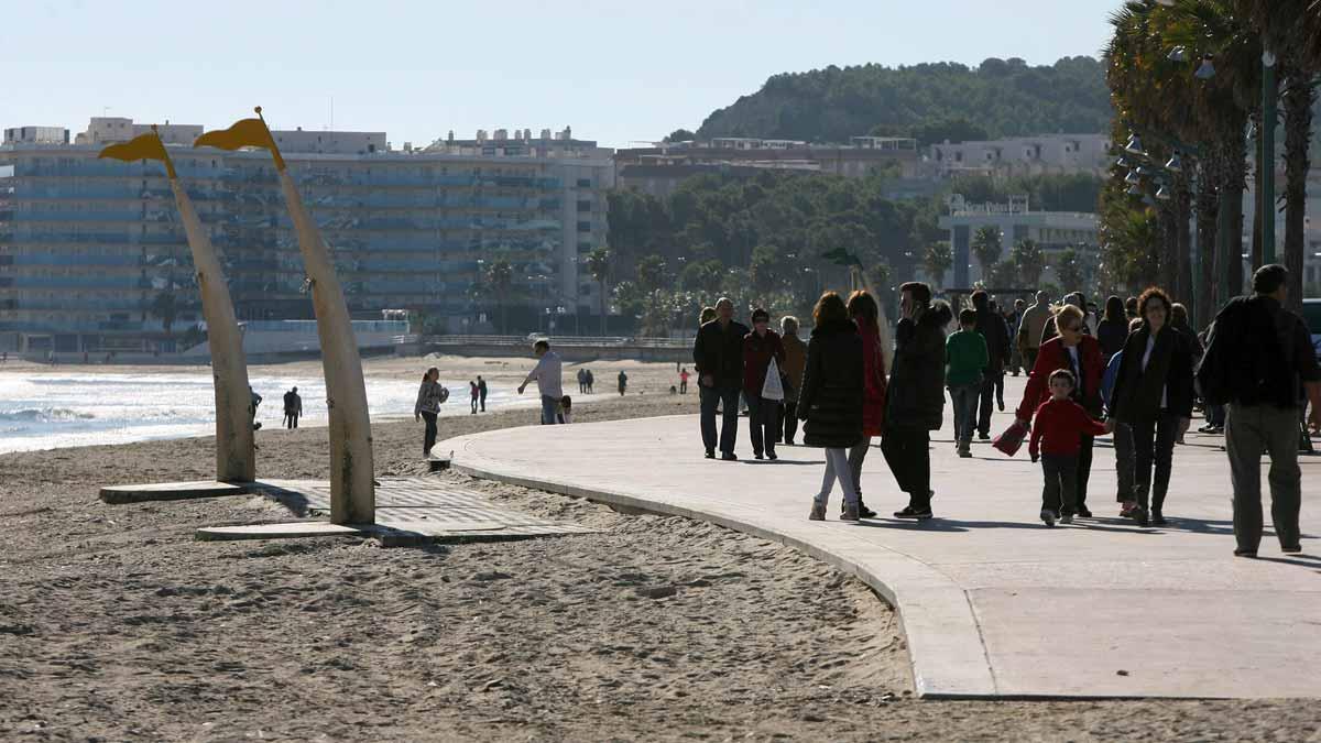 La gente pasea por el paseo de la playa de la Pineda, en Vila-Seca (Tarragona) aprovechando un día soleado de diciembre, en una imagen de archivo.