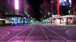 Calle de Melbourne vacía en la primera noche de toque de queda.