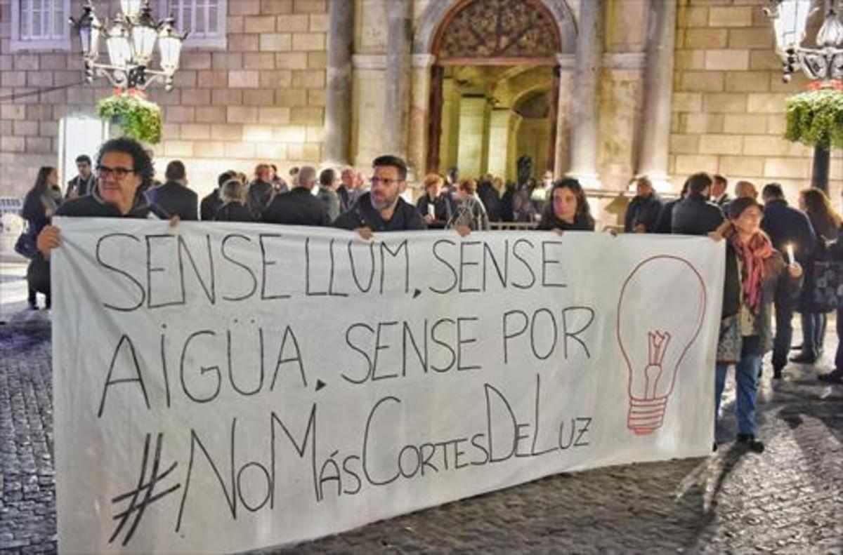 Protesta contra la pobreza energética en la plaza de Sant Jaume.