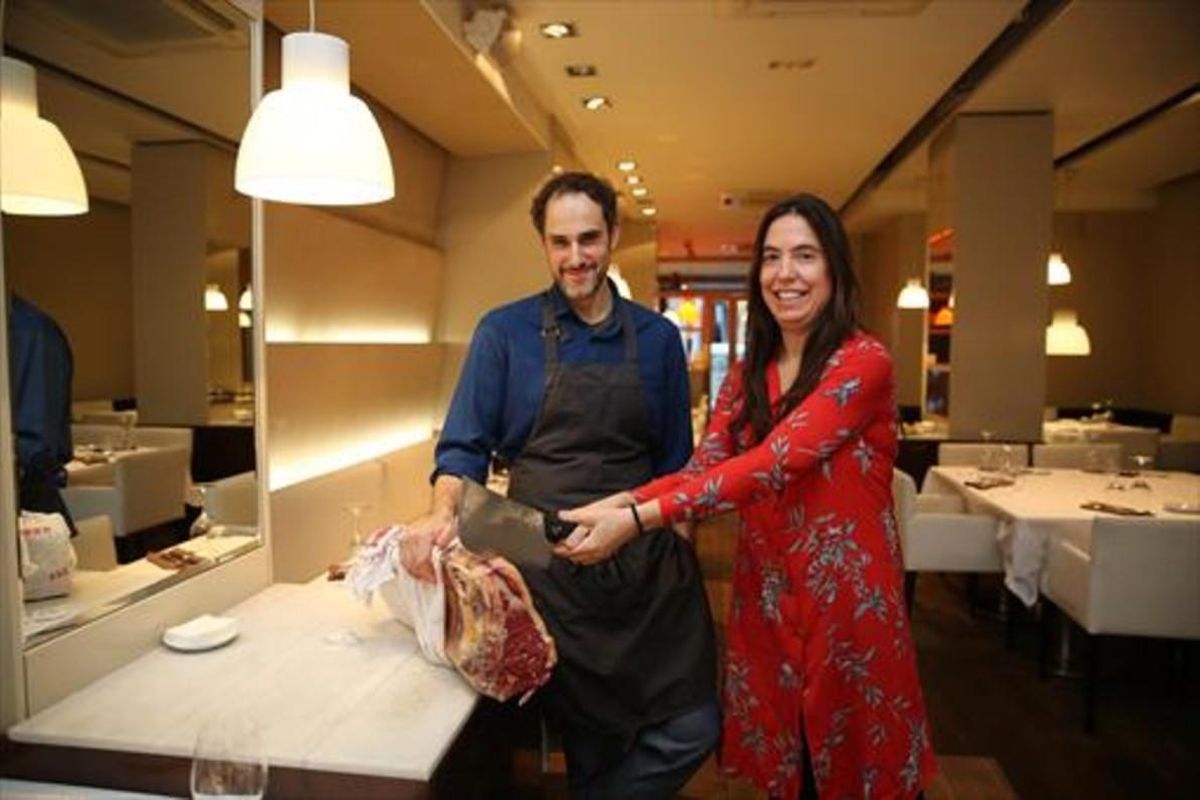 Ana López de Lamadrid, a punto de atacar la carne que sujeta Gonzalo Galbete. Ana López de Lamadrid, a punto de atacar la carne que sujeta Gonzalo Galbete.