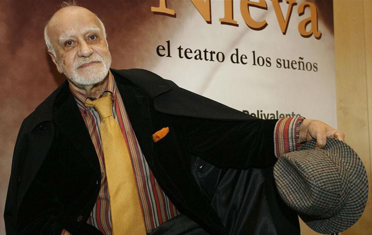 El dramaturgo Francisco Nieva, con ocasión de la inauguración de una exposición sobre su obra en el año 2006 en Madrid. El dramaturgo Francisco Nieva, con ocasión de la inauguración de una exposición sobre su obra en el año 2006 en Madrid.
