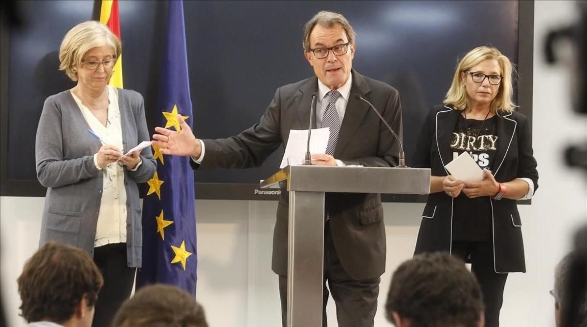 El expresidente de la Generalitat, Artur Mas, en rueda de prensa junto a la ’exconsellera’ Irene Rigau y la exvicepresidenta Joana Ortega. El expresidente de la Generalitat, Artur Mas, en rueda de prensa junto a la ’exconsellera’ Irene Rigau y la exvicepresidenta Joana Ortega.