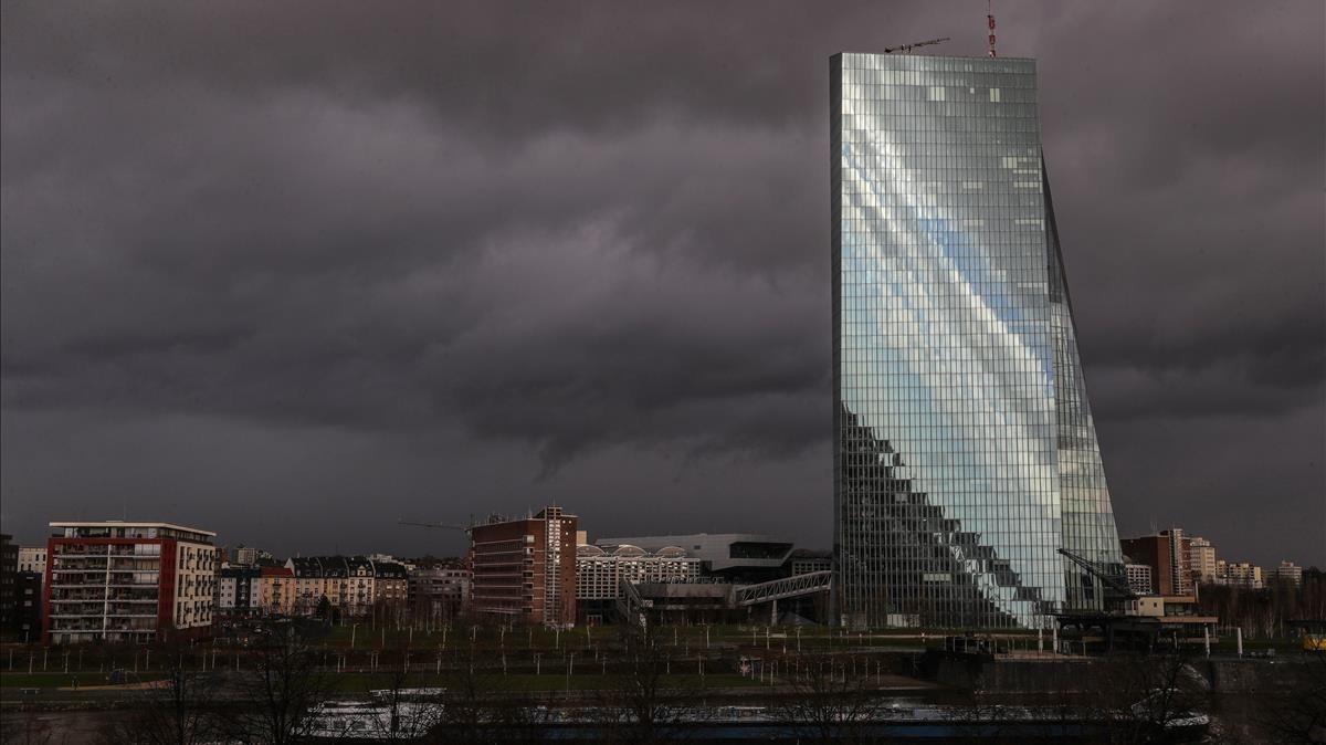 El edificio del Banco Central Europeo (BCE), en un día tormentoso en Fráncfort.