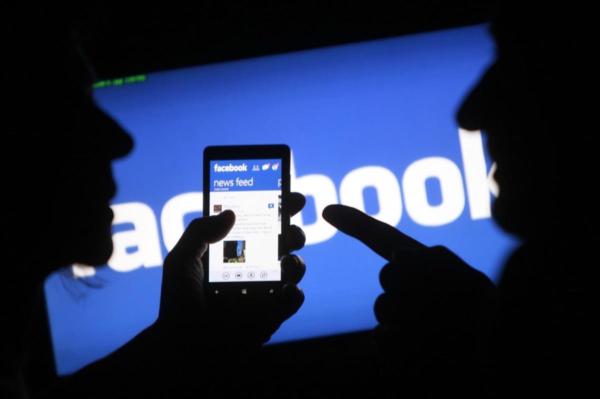 Un ’smartphone’ muestra la aplicación de Facebook en su pantalla. 