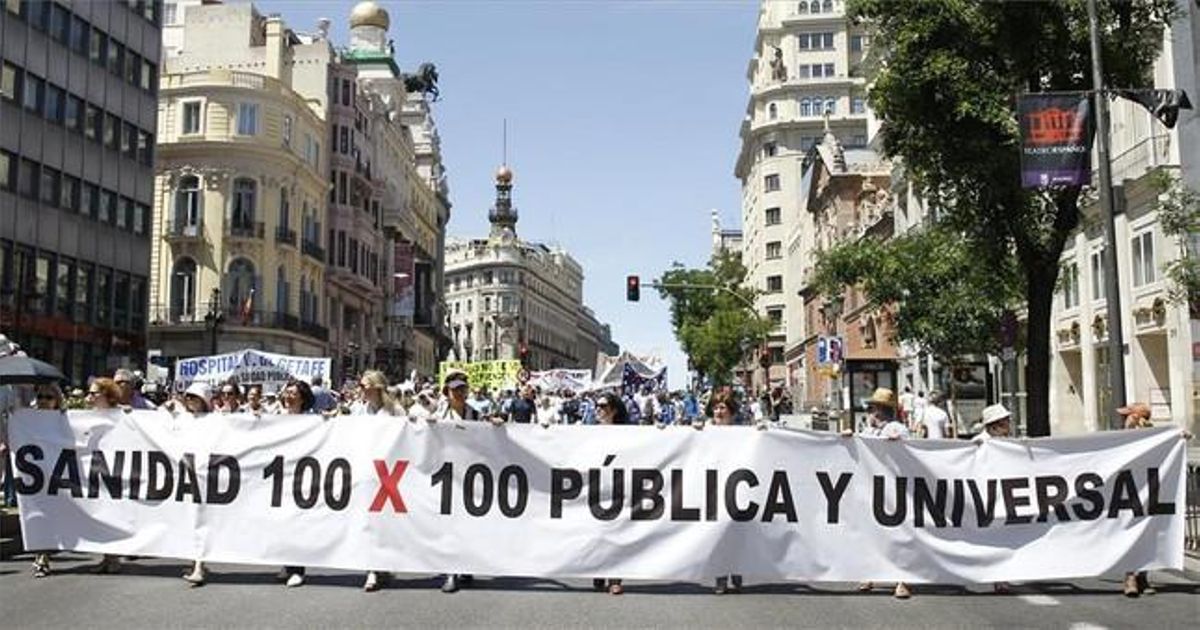 Imagen de archivo de la cabecera de la ’marea blanca’, a su paso por la madrileña calle de Alcalá en el 2013. Imagen de archivo de la cabecera de la ’marea blanca’, a su paso por la madrileña calle de Alcalá en el 2013.