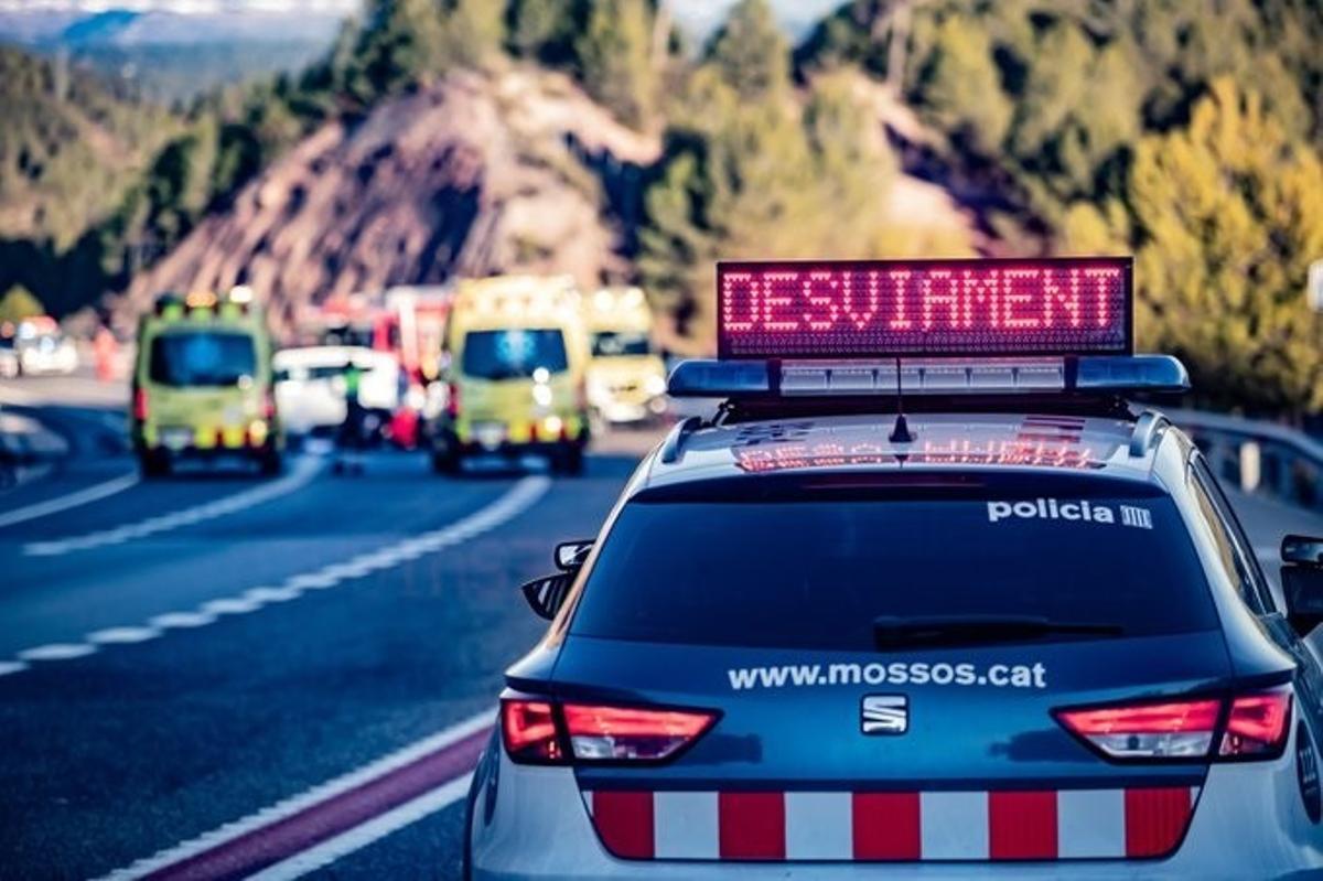Un cotxe de Mossos d’Esquadra i ambulàncies del Sistema d’Emergències Mèdiques (SEM) durant un accident de trànsit en una imatge
