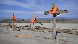 Cruces y muertos en una playa italiana por las víctimas del último naufragio. 