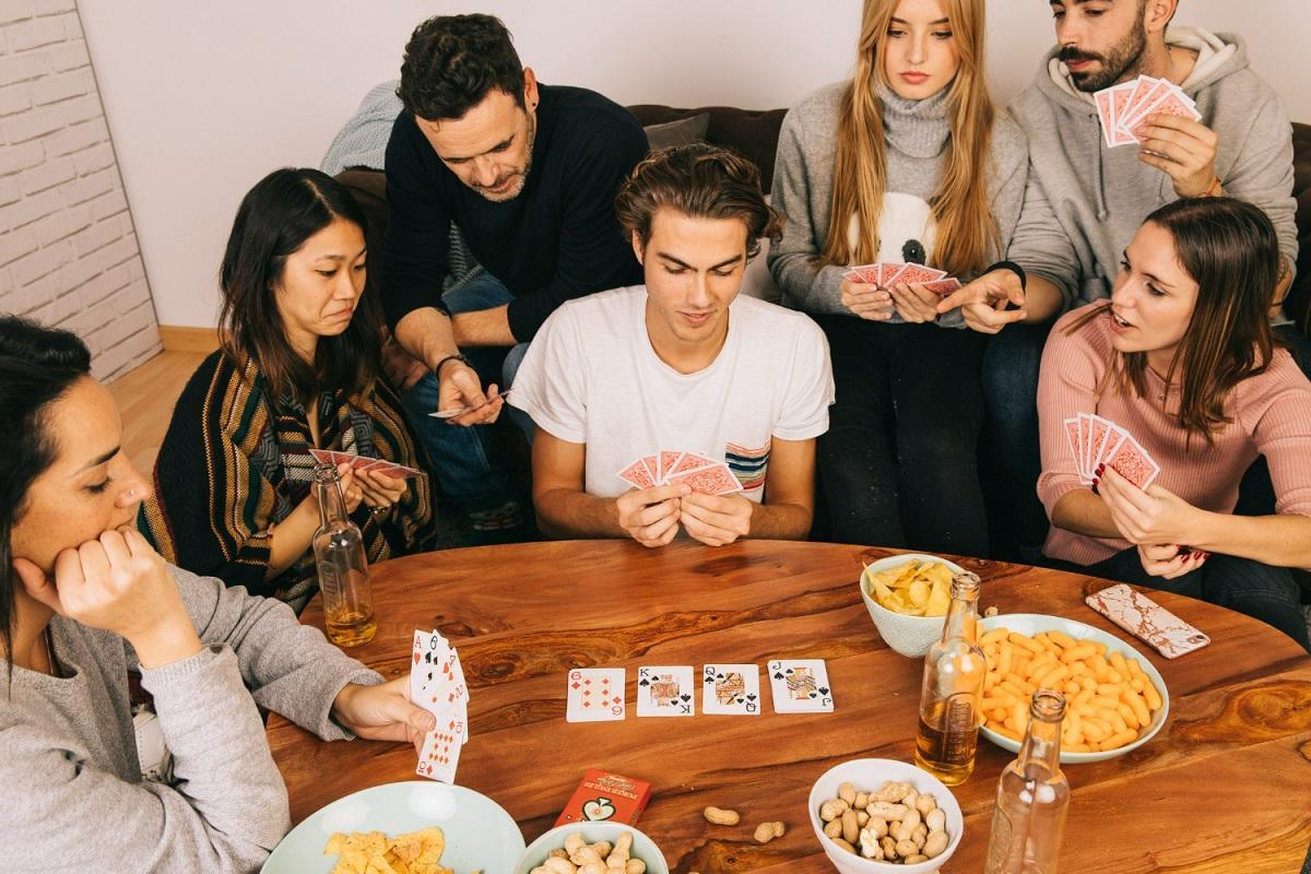 Во что поиграть с друзьями 3 человека. Люди играющие за столом. Люди играющие в настольные игры. Люди играющие в карты. Посиделки с друзьями.