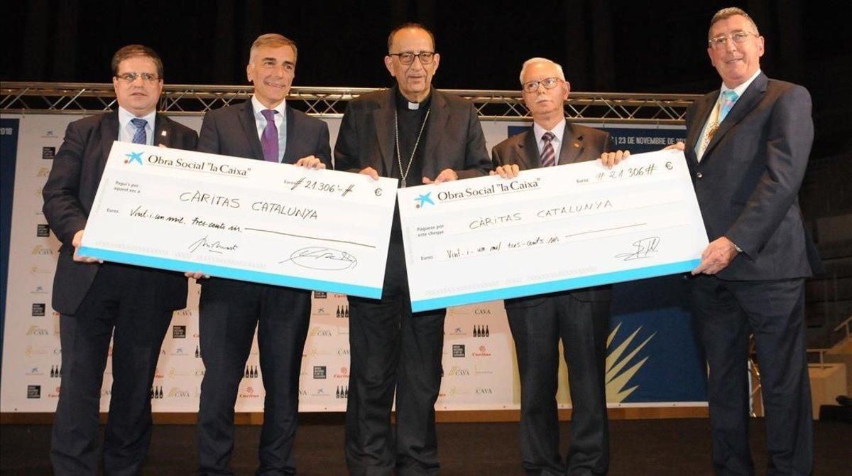 De izquierda a derecha: Xavier Reynaldos, tesorero de la Confraria; Xavier Garcia, director comercial de Caixabanc en Barcelona y provincia; Juan Jose Omella, arzobisbo de Barcelona; Francesc Roig, presidente de Cáritas Catalunya y Jaume Armengol, presidente de la Confraria del Cava. De izquierda a derecha: Xavier Reynaldos, tesorero de la Confraria; Xavier Garcia, director comercial de Caixabanc en Barcelona y provincia; Juan Jose Omella, arzobisbo de Barcelona; Francesc Roig, presidente de Cáritas Catalunya y Jaume Armengol, presidente de la Confraria del Cava.