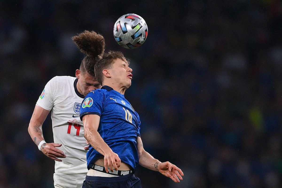 Barella recibe un cabezazo en la última Eurocopa. Barella recibe un cabezazo en la última Eurocopa.