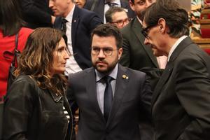 El ’president’ Pere Aragonès y la ’consellera’ Laura Vilagrà, con el líder del PSC, Salvador Illa