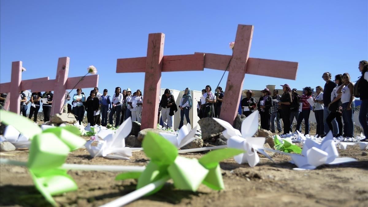 Homenaje a las mujeres víctimas de feminicidio en Ciudad Juárez (México), en el 2010. Homenaje a las mujeres víctimas de feminicidio en Ciudad Juárez (México), en el 2010.