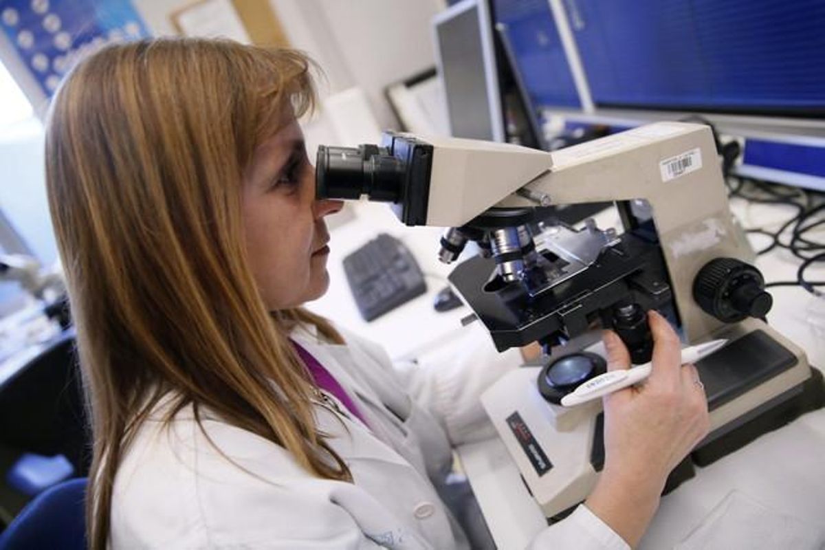 Una experta trabaja en un laboratorio de análisis clínicos de un hospital. Una experta trabaja en un laboratorio de análisis clínicos de un hospital.